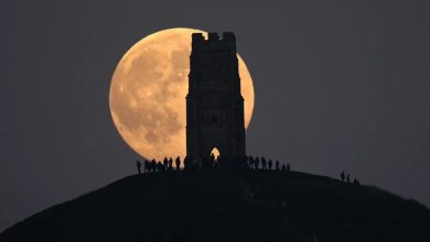 ابرماه درخشان در گلاستنبوری انگلیس
