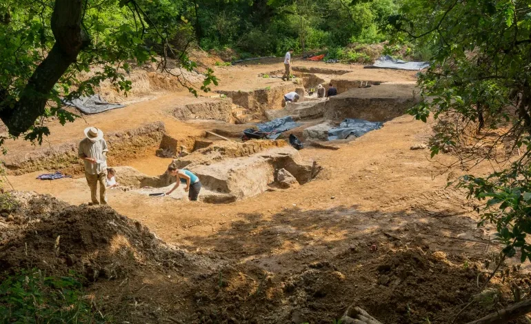 محققان محل حفاری رسوبات برکه‌ای 400 هزار ساله در بارنهام، سافک، انگلستان را بررسی می‌کنند. عکس از جردن منسفیلد (Jordan Mansfield)/ خبرگزاری آسوشیتدپرس