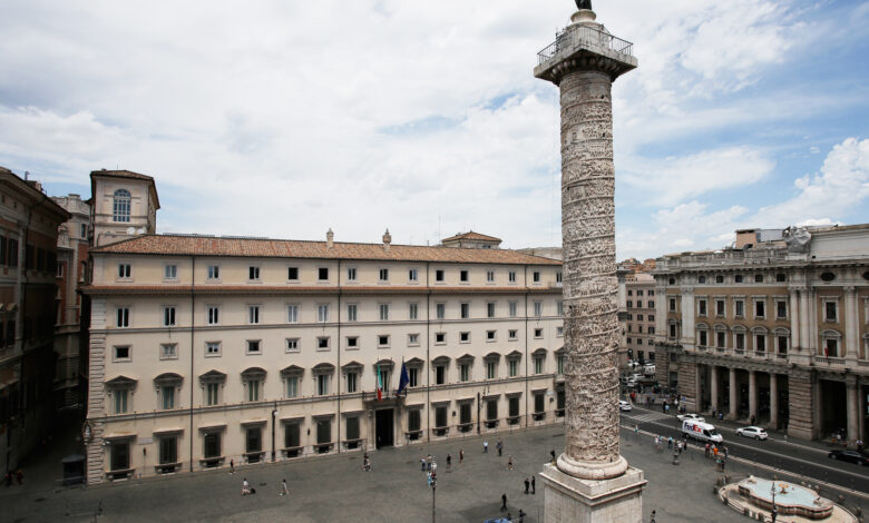 این ستون در نزدیکی پارلمان ایتالیا قرار دارد.