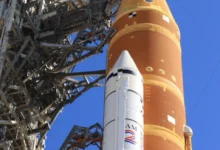 تصویر منتشر‌شده از ناسا نشان می‌دهد موشک ماه در روز پنجشنبه، 30 بهمن، روی سکوی پرتاب در مرکز فضایی کندی در فلوریدا قرار گرفته است.