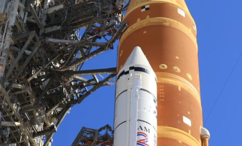 تصویر منتشر‌شده از ناسا نشان می‌دهد موشک ماه در روز پنجشنبه، 30 بهمن، روی سکوی پرتاب در مرکز فضایی کندی در فلوریدا قرار گرفته است.